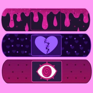 Peut inclure: Trois pansements d&eacute;coratifs avec des motifs uniques. Le pansement sup&eacute;rieur pr&eacute;sente un liquide rose d&eacute;goulinant sur un fond noir. Le pansement du milieu a un c&oelig;ur violet avec des points. Le pansement inf&eacute;rieur a un motif d'&oelig;il rose.