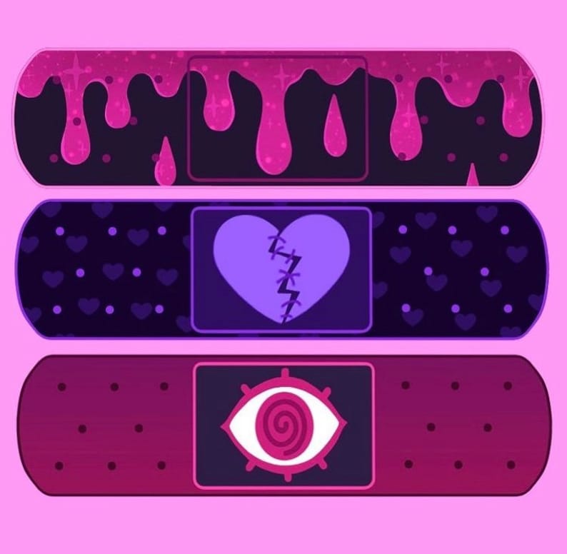 Peut inclure: Trois pansements d&eacute;coratifs avec des motifs uniques. Le pansement sup&eacute;rieur pr&eacute;sente un liquide rose d&eacute;goulinant sur un fond noir. Le pansement du milieu a un c&oelig;ur violet avec des points. Le pansement inf&eacute;rieur a un motif d'&oelig;il rose.
