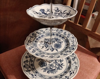 original böhmisches Zwiebelmuster dreistufige Etagere, 32 cm hoch