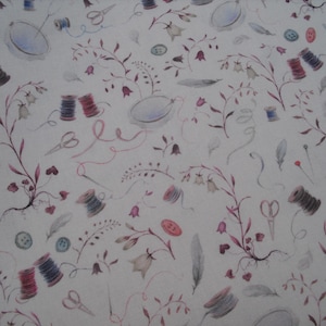 Op de afbeelding: Een witte stof met een herhalend patroon van aquarel illustraties van naai benodigdheden, waaronder spoelen garen, naalden, scharen, knopen en bloemen. Het patroon is in tinten roze, blauw en grijs.