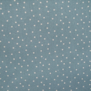 Può includere: Primo piano di un tessuto blu con un motivo ripetuto di piccoli pois bianchi distanziati uniformemente. Il tessuto ha un aspetto leggermente strutturato, suggerendo che potrebbe essere cotone o un materiale simile. I pois sono di dimensioni e forma uniformi.