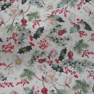 Könnte beinhalten: Ein Stoff mit einem sich wiederholenden Muster aus winterlichem Laub. Das Design zeigt weiße Blüten, rote Beeren, grüne Tannennadeln und Stechpalmenblätter auf hellgrauem Hintergrund. Das Gesamtthema ist festlich und saisonal.