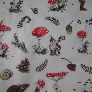 Könnte beinhalten: Cremefarbener Stoff mit einem verspielten Muster aus rot gepunkteten Pilzen, Zwergen, Schnecken, Tannenzapfen, Eicheln und Farnen. Das Design ist im Aquarellstil gehalten und hat ein Waldthema.