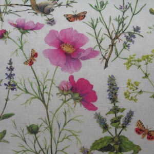 Könnte beinhalten: Ein weißer Stoff mit einem Blumenmuster mit rosa Blüten, grünen Blättern und Schmetterlingen. Der Stoff hat eine subtile Textur.