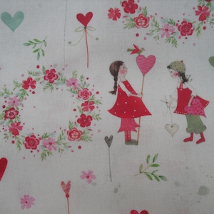 Könnte beinhalten: Weißer Stoff mit einem roten, rosa und grünen Blumenmuster. Zwei Mädchen in roten Kleidern und roten Herzen halten sich an den Händen. Der Stoff hat einen weißen Hintergrund mit einem roten, rosa und grünen Blumenmuster.