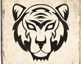 Könnte beinhalten: Quadratische, cremefarbene Fliese mit einem schwarzen Tigerkopf-Design. Das Gesicht des Tigers ist mit kräftigen Linien stilisiert, die Augen, Nase und Mund zeigen. Die Fliese hat ein strukturiertes, gealtertes Aussehen.