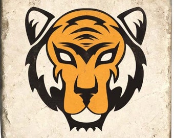 Könnte beinhalten: Eine Illustration eines schwarzen und orangefarbenen Tigerkopfes auf weißem Hintergrund. Die Augen des Tigers sind schwarz mit weißen Pupillen.