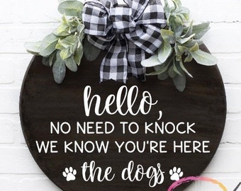 SVG Ciao, non c'è bisogno di bussare, sappiamo che sei qui - i cani, l'appendiabiti, il benvenuto, gli animali domestici, il segno del cane, il file digitale