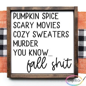 Puede incluir: Un letrero de madera blanco con texto negro que dice "Pumpkin Spice Scary Movies Cozy Sweaters Murder You Know... fall shit".