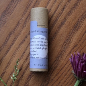 Puede incluir: Un letrero de madera hecho a mano con la palabra "Welcome" en una fuente juguetona. El letrero está pintado de blanco con un acabado envejecido y presenta un pequeño elemento floral decorativo. Para uso en interiores o exteriores.