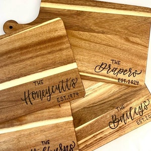 Planche à découper personnalisée, cadeau de pendaison de crémaillère calligraphie sur bois personnalisée, cadeau de mariage unique, cadeau de fiançailles gravé de charcuterie