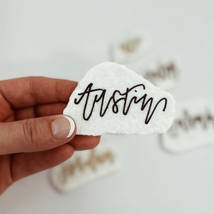 Piedras de lugar de nombre minimalista con letras a mano, tarjetas de nombre, tarjetas de lugar de piedra blanca para boda, tarjetas de boda de lugar de nombre, boda minimalista