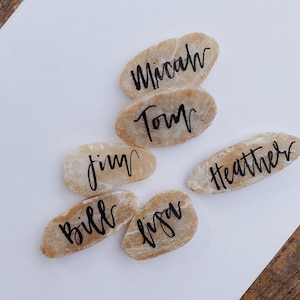Piedras de lugar con nombre minimalistas escritas a mano, tarjetas de nombre, tarjetas de lugar de piedra natural para boda, tarjetas de lugar con nombre para boda, boda minimalista