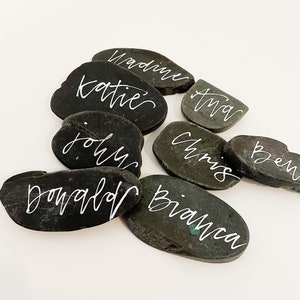 Piedras de lugar con nombre minimalistas escritas a mano, tarjetas de nombre, tarjetas de lugar de piedra natural para boda, tarjetas de lugar con nombre para boda, boda minimalista