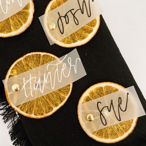 Tarjetas de lugar de boda de rebanada de naranja, boda de ajuste de lugar de cítricos, tarjeta de nombre de naranja con letras a mano, tarjeta de placa de nombre de naranja boda minimalista