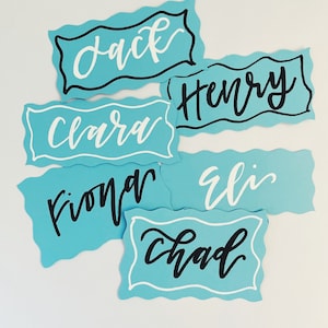 Tarjetas de lugar onduladas de color azul claro Placas de nombre con borde festoneado Diseño de tabla de asientos de mesa de boda Cubierto azul bebé Tarjetas de fiesta de compromiso