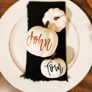 Cartões de lugar de abóbora personalizados, decoração de mesa de Ação de Graças, centro de mesa de abóbora branca, mini exibição de mesa de abóboras de caligrafia