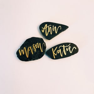 Negro piedra mármol lugar tarjeta boda alternativa ágata mesa lugar configuración nombre de caligrafía única lugar asientos roca rebanada minimalista