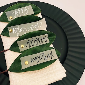 Tarjetas de lugar alternativas de hoja de magnolia, tarjetas de asientos de hoja personalizadas, signo de nombre de boda personalizado, etiquetas de nombre de hoja de cena, minimalista