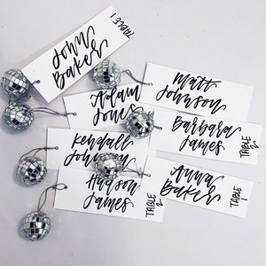 Cartões brancos do lugar do casamento da bola do disco, ajuste do lugar do disco, cartões de nome do evento do casamento personalizados, cartões retros do lugar do nome com letras feitas à mão