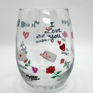 Handbeschilderde wijnglazen| hartthema| wijnglazen| Elegant glaswerk| brieven en bloemen|valentijnscadeau| Verjaardag|voor haar|nieuw huis