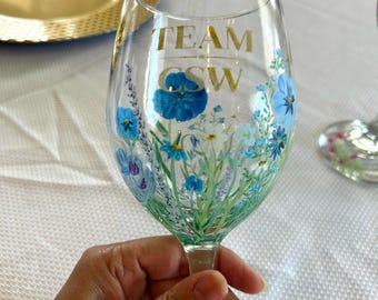 Copa de vino pintada a mano: Cristalería acrílica personalizada con flores azules, amarillas o rosas.