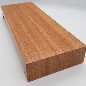 Op de afbeelding: Een lange, rechthoekige houten serveerschaal met een natuurlijke houtkleur. De schaal heeft een verhoogde rand en afgeronde hoeken.