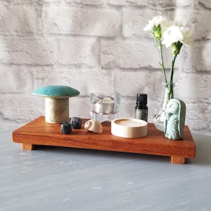 Handgemaakt meditatie-altaar van spalted kersenhout met live-rand, perfect voor gebed, rituelen en heilige ruimtes.