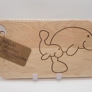 Tabla de cortar y servir charcutería con forma de manatí: arte funcional para cocinas, barcos, vehículos recreativos, picnic, hora del té, noche de juegos. Apta para alimentos