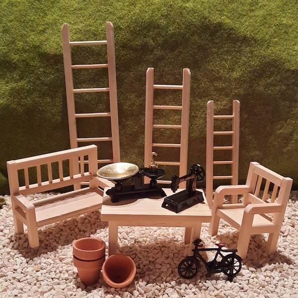 Mini Garten, Miniaturen, Küchenwaage, Waage, Nähmaschine, Stuhl, Blumentopf Terracotta, Sitzbank, Fahrrad, Bank, Tisch, Leiter, Wichtel, Fee