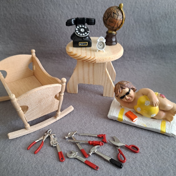 Wichtel Welt, Miniaturen, Holztisch rund, Wiege Holz natur, Telefon, Globus, Wecker, Frau auf Handtuch, Werkzeugset