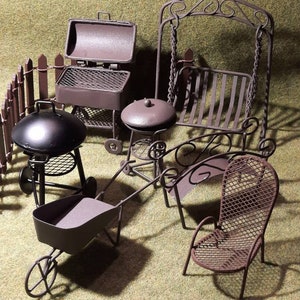 Mini giardino in metallo, miniature da giardino, altalena da portico, griglia, affumicatore, recinzione, sedia, carriola a ponte, griglia a bollitore, gnomi, fate