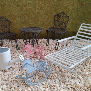Mini Garten Metall, Garten Miniaturen, Liege weiß, Tisch, Stuhl, Schaukelpferd, Giesskanne,  Wichtel, Sonnenliege
