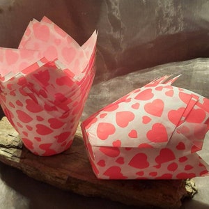 25, 50 oder 100 Muffin Tulip Wrapper, Tulpenform, weiß mit dunkelrote Herzen, Valentin,  16 x 16 cm