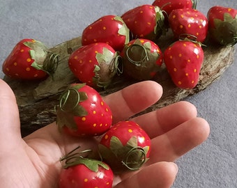 12 Deko  Erdbeeren, ca. 40 x 33 mm