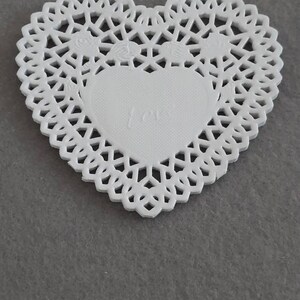 30 cake doilies heart 10 cm, Valentine's image 3