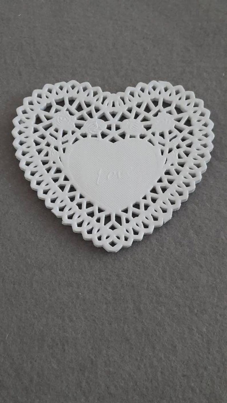 30 cake doilies heart 10 cm, Valentine's image 3