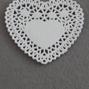 30 cake doilies heart 10 cm, Valentine's image 1