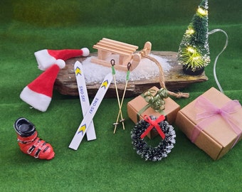 Gnome world, miniatures, Christmas, fir tree with lighting, door wreath, skis, ski boots, snow, hat, gift, sleigh, gnomes, fairies