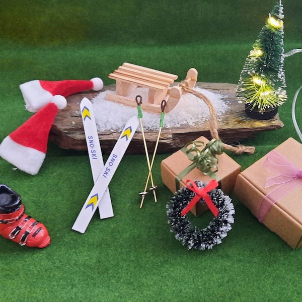 Wichtel Welt, Miniaturen, Weihnachten, Tanne mit Belechtung, Türkranz, Ski, Skistiefel, Schnee, Mütze, Geschenk, Schlitten, Wichtel, Feen