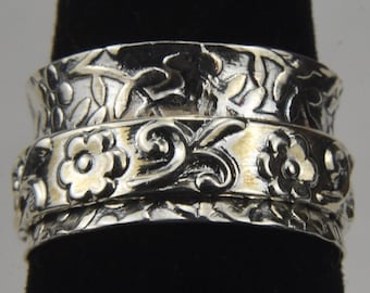 Anillo giratorio de plata de ley con relieve floral