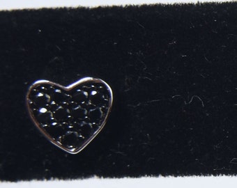 Puede incluir: Un par de pendientes de plata en forma de corazón con piedras de circonita cúbica negras.
