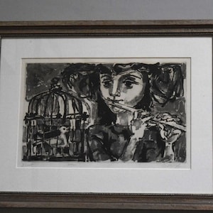 以下が含まれることがあります： 鳥かごを背景に、フルートを演奏する女性の白黒版画です。