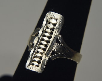 Anillo de plata de ley con diseño rectangular perforado