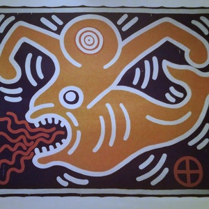 Puede incluir: Una impresi&oacute;n de arte abstracto colorida que presenta una figura naranja estilizada con una gran boca abierta y l&iacute;neas onduladas rojas que salen de ella. La figura se coloca sobre un fondo negro con l&iacute;neas blancas y un c&iacute;rculo rojo con una cruz en su interior.