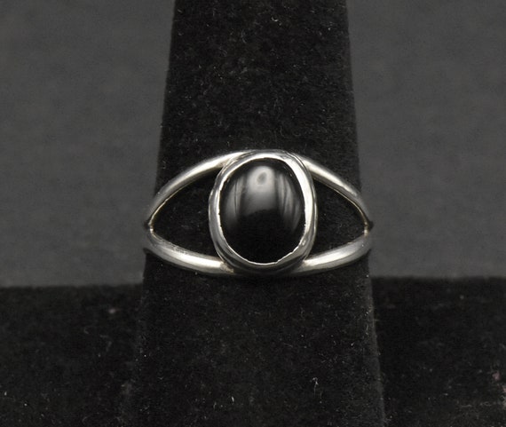 Vintage Handmade Black Onyx Silver Ring - Size 8.… - image 8