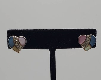 Op de afbeelding: Een paar hartvormige oorbellen met een veelkleurig ontwerp. De oorbellen zijn gemaakt van zilver en hebben een roze, blauwe en gele emaille-ontwerp met heldere strass-steentjes.