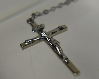 Colar com crucifixo em prata de lei e corrente também em prata de lei