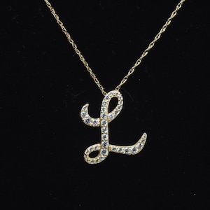 Pingente cursivo "L" de zircônia cúbica de ouro 14k em colar de corrente de ouro 14k