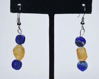 Örhängen med gult lapis lazuli-motiv